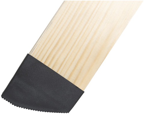 Detail dřevěného žebříku s černou patkou