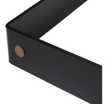 Detailní pohled na černou nástěnnou polici s plstěným kluzákem