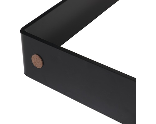 Detailní pohled na černou nástěnnou polici s plstěným kluzákem