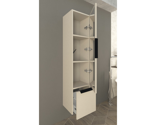 Otevřená vysoká koupelnová skříňka s policemi a zásuvkou