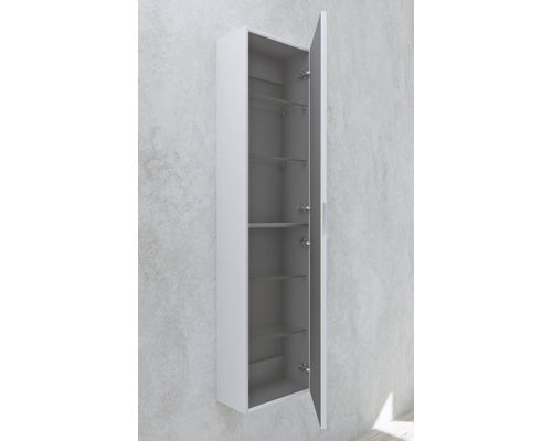 Otevřená závěsná skříňka s policemi do koupelny