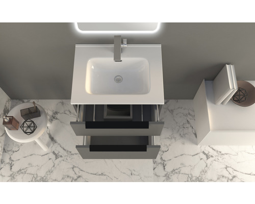 Koupelna s umyvadlem, baterií a skříňkou se zásuvkami