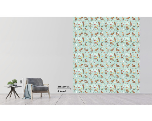 Pokojová scéna s fototapetou s motivem zvířat, křeslem a odkládacím stolkem k dekoraci místnosti.