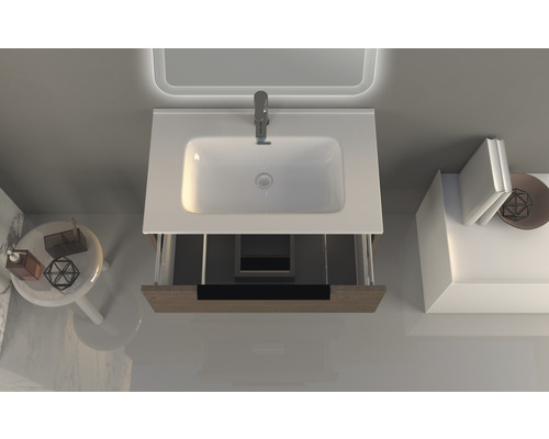 Pohled shora skříňka pod umyvadlo s umyvadlem a baterií v koupelně