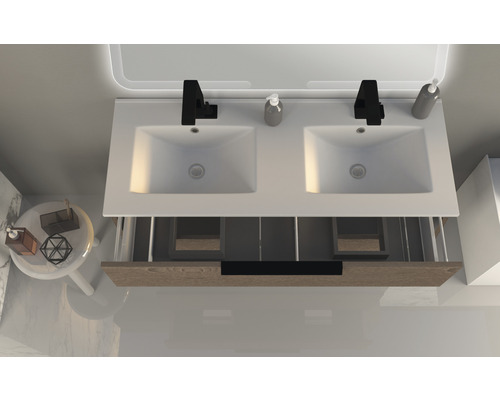 Pohled shora na koupelnu s dvojitým umyvadlem a dřevěnou skříňkou