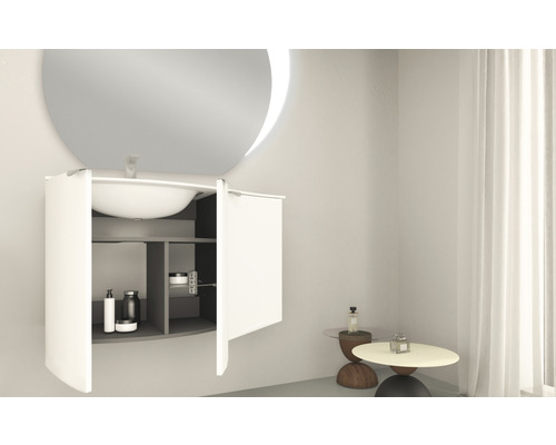 Koupelna se zrcadlovou skříňkou, umyvadlem a koupelnovým nábytkem