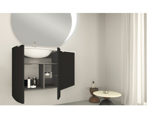 Koupelna s osvětleným zrcadlem, umyvadlem a skříňkou s otevřenými dvířky