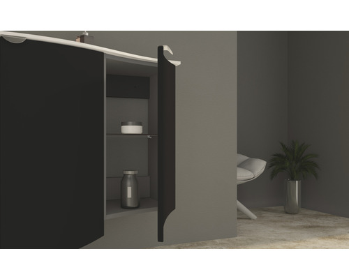 Koupelna s umyvadlovou skříňkou s otevřenými dveřmi a úložným prostorem