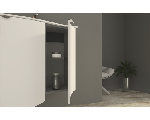 Koupelnová scéna s otevřenou koupelnovou skříňkou pro ukládání koupelnových potřeb