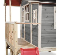 Detailní pohled na dřevěný domeček na hraní se skluzavkou a verandou.