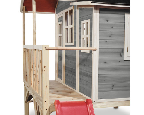 Detailní pohled na dřevěný domeček na hraní se skluzavkou a verandou.