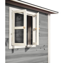 Detailní pohled na otevřené okno na zahradním domku ze dřeva