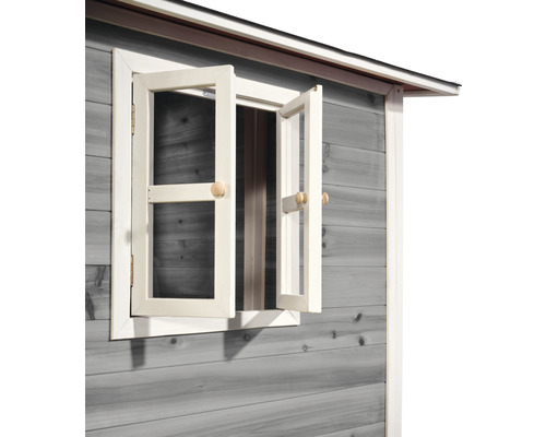 Detailní pohled na otevřené okno na zahradním domku ze dřeva