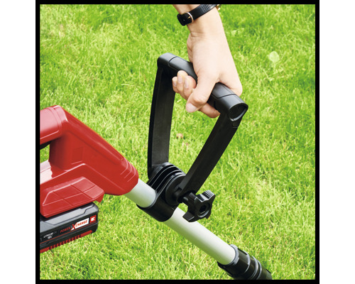 Detailní pohled na vyžínač s rukou na rukojeti