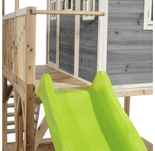 Detailní pohled na herní věž s dřevěnou skluzavkou.