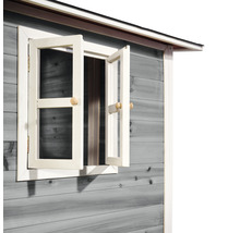 Detail zahradního domku s otevřeným oknem