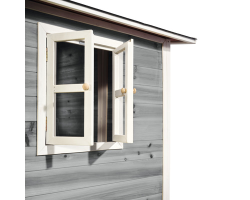 Detail zahradního domku s otevřeným oknem