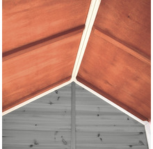 Vnitřní pohled na zahradní domek s dřevěnou střechou a dřevěnými stěnami