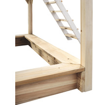 Detailní pohled na dřevěnou herní věž se žebříkem