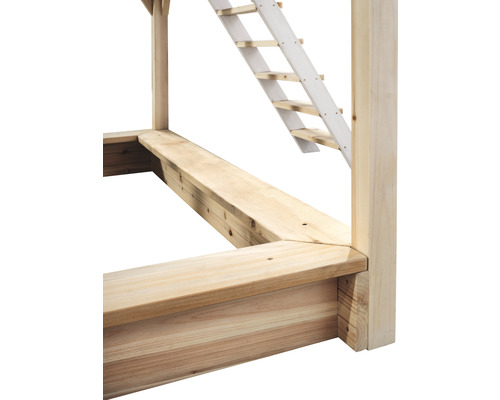 Detailní pohled na dřevěnou herní věž se žebříkem