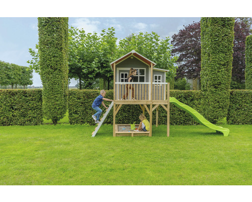 Dětský hrací domek se skluzavkou a pískovištěm na zahradě