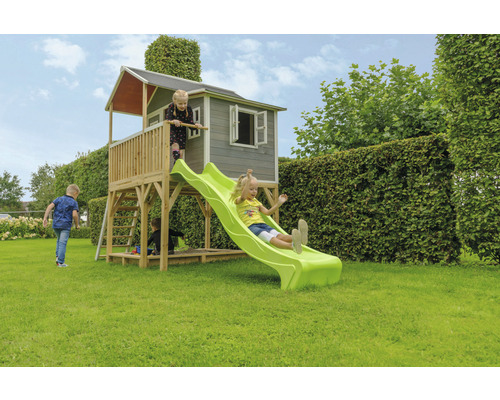 Hrací věž se skluzavkou a pískovištěm na zahradě s hrajícími si dětmi