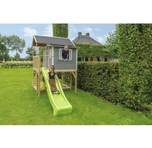 Dětský domek se skluzavkou na zahradě s dětmi