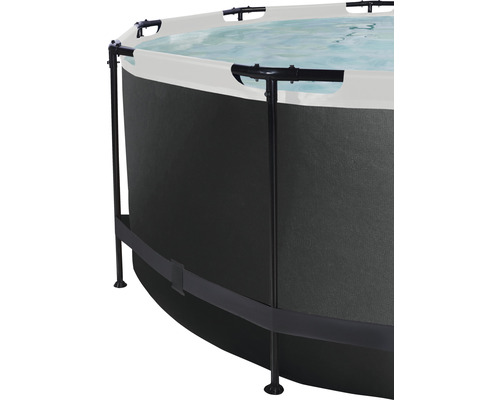 Detailní pohled na kulatou venkovní vířivku s ocelovým rámem