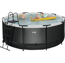 Nadzemní bazén s žebříkem a hrajícími si dětmi ve vodě