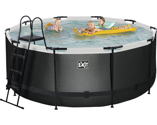 Nadzemní bazén s žebříkem a hrajícími si dětmi ve vodě