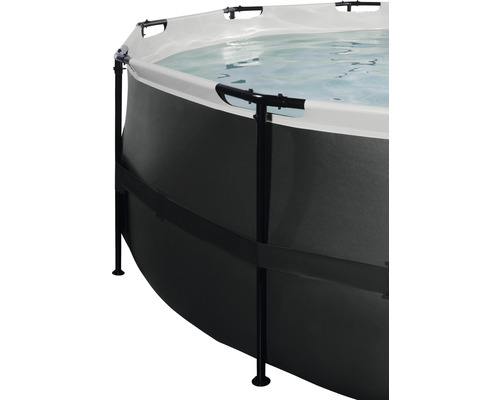 Detailní pohled na kulatý ocelový bazén naplněný vodou s ocelovou rámovou konstrukcí.