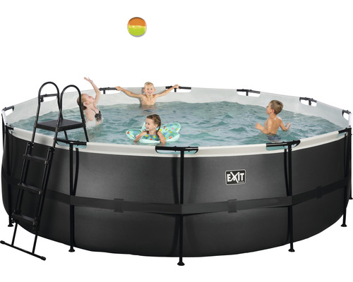 Nadzemní bazén s bazénovým žebříkem a hrajícími si dětmi ve vodě