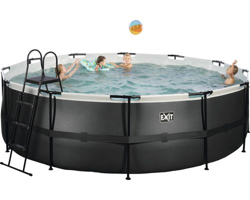 Nadzemní bazén s žebříkem a hrajícími si dětmi