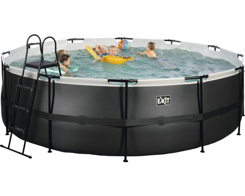 Nadzemní bazén s žebříkem a hrajícími si dětmi