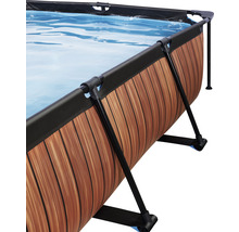 Detailní pohled na rámový bazén s dřevěným vzhledem a modrou vodní hladinou.