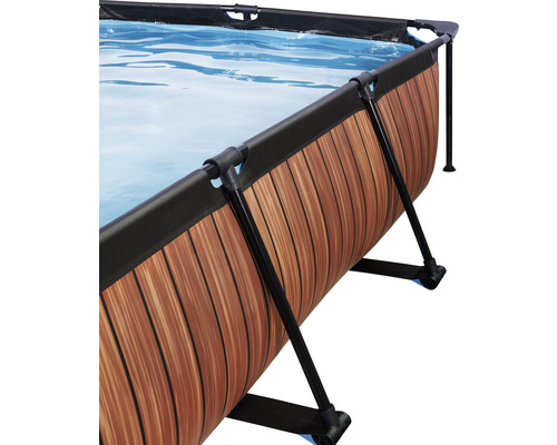 Detailní pohled na rámový bazén s dřevěným vzhledem a modrou vodní hladinou.