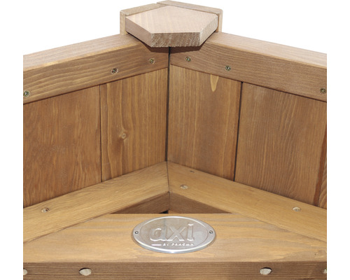 Detailní pohled na dřevěný vyvýšený záhon s logem AXI by AXIOMA