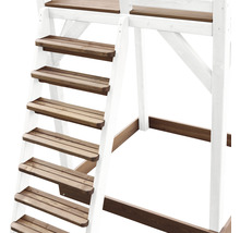 Detailní záběr dřevěného schodiště pro herní dům