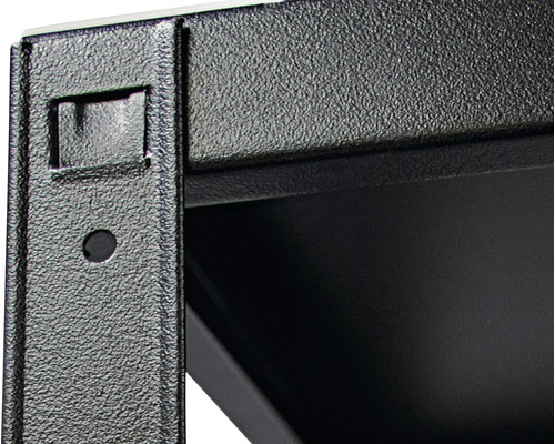 Detailní pohled na kovový regál s perforací