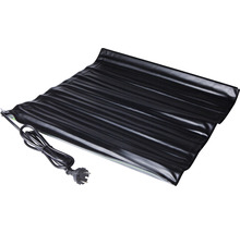 Černá topná podložka s napájecím kabelem pro vnitřní použití.