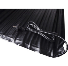 Černá topná rohož s kabelem a zástrčkou.