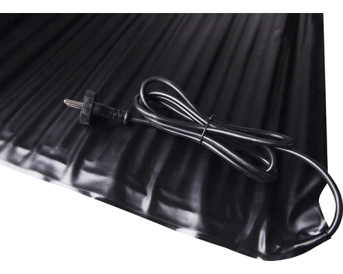 Černá topná rohož s kabelem a zástrčkou.