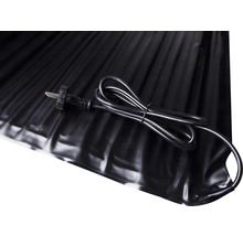 Černá vyhřívací podložka s kabelem a zástrčkou.