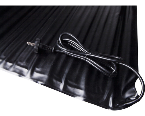 Černá vyhřívací podložka s kabelem a zástrčkou.