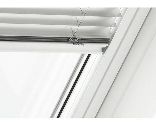 Detail střešního okna se žaluzií