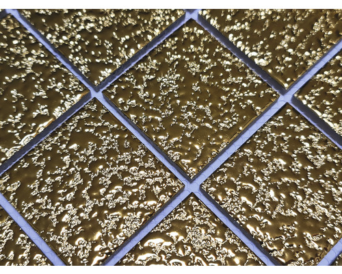 Detail mozaikových dlaždic s nerovným povrchem