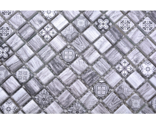 Mozaiková dlaždice s čtvercovými prvky a různými vzory