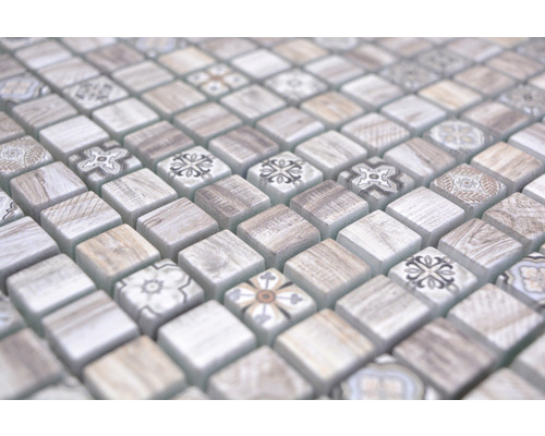 Detailní pohled na mozaikové dlaždice s vzhledem dřeva a květinovými vzory