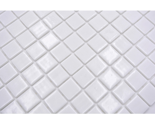 Detailní záběr bílých mozaikových dlaždic