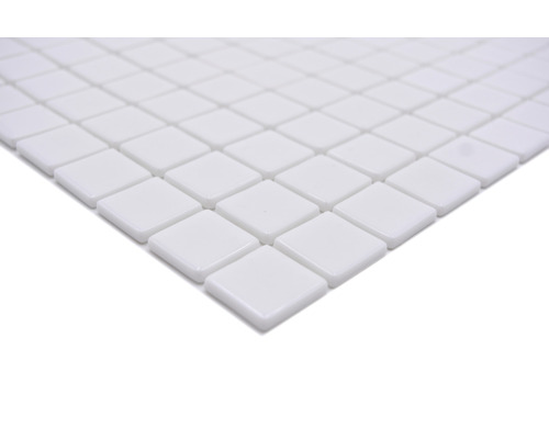 Bílé čtvercové mozaikové dlaždice